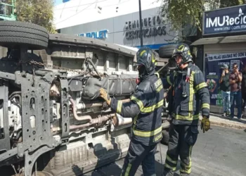 Ambulancia de Protección Civil se vuelca en la colonia Doctores tras choque