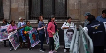 Padres de los 43 se reúnen nuevamente con la presidenta en Palacio Nacional