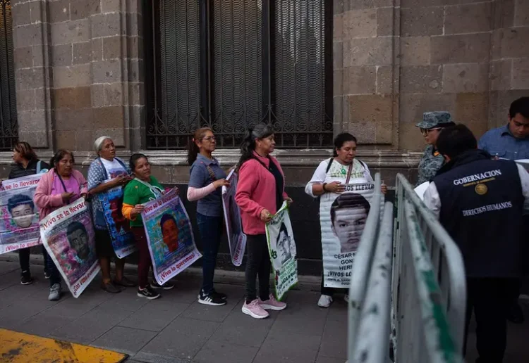 Padres de los 43 se reúnen nuevamente con la presidenta en Palacio Nacional