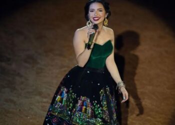 Ángela Aguilar se ríe de críticas: “Somos peloncitas”