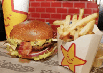 Locura por hamburguesas: Acampan toda la noche y llegan desde Belice para ganar comida gratis un año en Chetumal