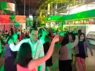 Viralizan posada en pasillos de tienda de autoservicio