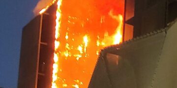 Arde fachada de hospital en Cartagena, España