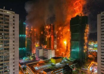 128 muertos y 8 detenidos por incendio en residencial de Hong Kong