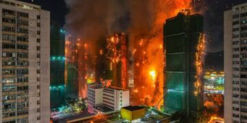 128 muertos y 8 detenidos por incendio en residencial de Hong Kong