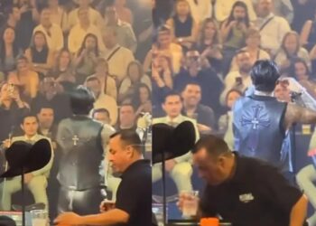 Captan al staff de Nodal oliéndole las bebidas en show