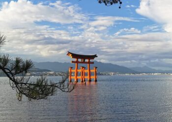 Tensión entre Japón y China provoca advertencias de viaje, caída bursátil y retraso de estrenos