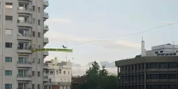 Activista camina en cuerda en Madrid y reta a la COP30