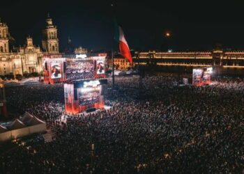 Multitud rinde tributo a Juan Gabriel en el Zócalo CDMX
