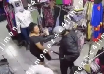 Tres hombres asaltan tienda y aterran a mujeres en CDMX