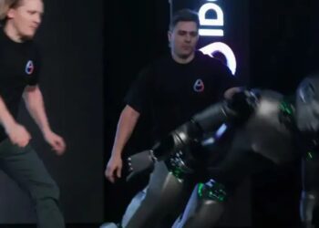 Falla el robot ruso AIdol y se desploma en su primera prueba