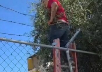 Quiso brincar una barda y acabó atorado en púas en Guadalupe