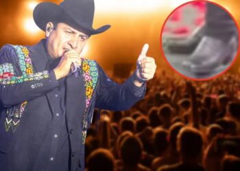 Julión Álvarez pisa un iPhone 17 en pleno show y divide opiniones | VIDEO