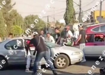 Taxistas destrozan auto tras riña vial en Tlalpan, CDMX