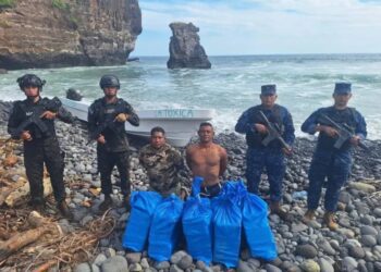 Fuerzas salvadoreñas frenan narcolancha en playa de La Libertad