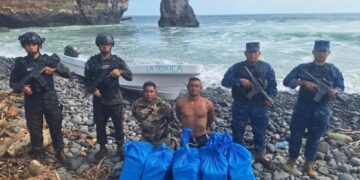 Fuerzas salvadoreñas frenan narcolancha en playa de La Libertad