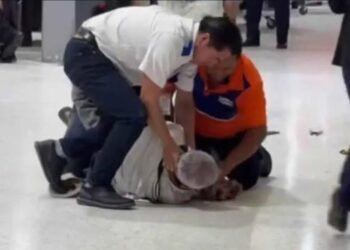 Empleado somete a abuelito frente a su nieta en tienda | VIDEO