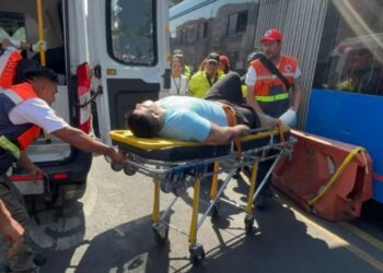 Trolebús arrolla a peatón en el Centro Histórico; lo trasladan al hospital