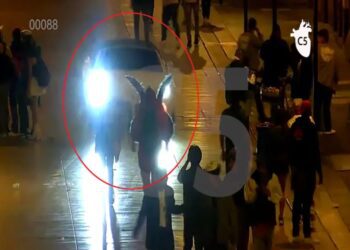 Auto invade Madero y casi atropella a peatones en CDMX