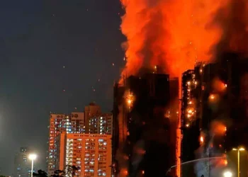 Arrestan a 13 personas por el incendio en Hong Kong