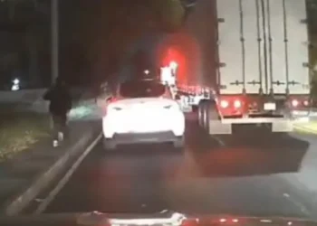 Asaltan a conductor en la lateral del Periférico