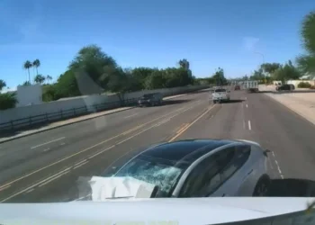 Tesla provoca choque por ir en sentido contrario