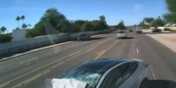 Tesla provoca choque por ir en sentido contrario