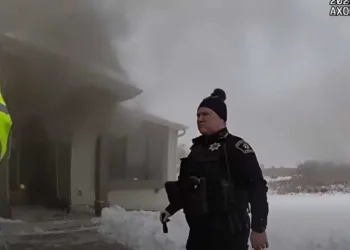 Policía rescata a una niña de incendio