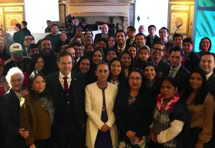 Sheinbaum dialoga con comunidad mexicana en Washington y destaca avances consulares