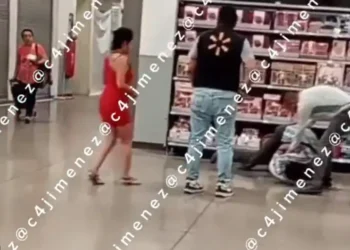 Pareja roba perfumes en tienda de Tlalnepantla