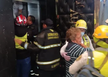 Liberan a 13 personas atrapadas en elevador de tienda en CDMX