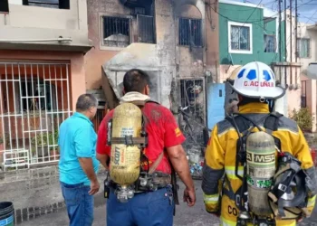 Heroico rescate en Matamoros: bomberos salvan a madre e hija de incendio que arrasó dos viviendas
