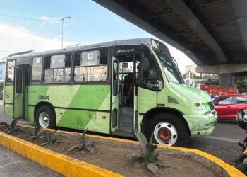 Adulto mayor resulta lesionada tras ser arrollada por microbús en paradero de Mixcoac