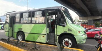 Adulto mayor resulta lesionada tras ser arrollada por microbús en paradero de Mixcoac