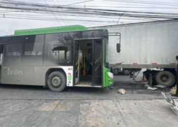 Accidente entre camión urbano y tráiler deja decenas de lesionados en San Pedro