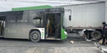 Accidente entre camión urbano y tráiler deja decenas de lesionados en San Pedro