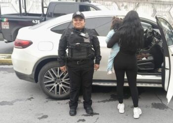 Policías de Monterrey auxilian a menor atrapada dentro de una camioneta