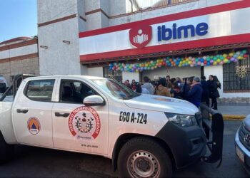 Evacúan escuela en Ecatepec tras incidente eléctrico durante festejo navideño