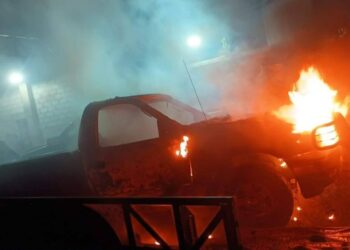 Grupo armado quema inmueble de exalcalde de Palmar de Bravo tras intento de robo