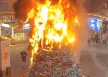 Árbol de Navidad se incendia en plaza comercial
