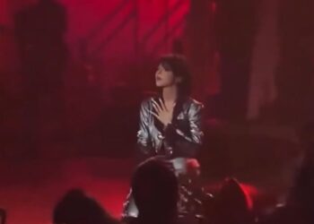 Ángela Aguilar se arrodilla frente al público en concierto