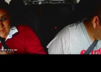 Expulsan a pasajera que se corta las uñas; se vuelve “Lady Uñas”