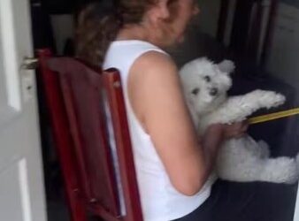 Abuelita hace ritual casero para curar a perrito