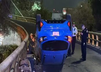 Automóvil vuelca en el acceso a el AICM