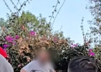 Dueño se trepa a la barda para evitar derrumbe