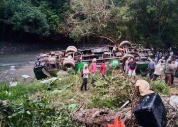 Tragedia de Nochebuena: Autobús cae a barranco en Zontecomatlán y deja ocho muertos