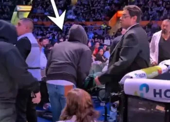 Bad Bunny aparece en la Arena México con máscara de Místico