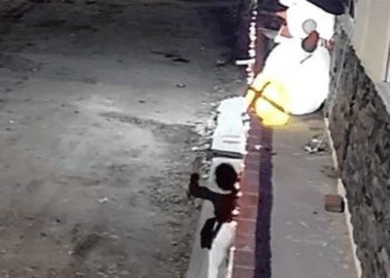 Captan a mujer intentando retirar adornos navideños en Hidalgo