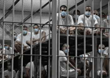 Bukele desafía críticas al Cecot y responde a Hillary Clinton