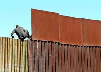 Cruzar el muro deja más de 400 heridos, advierte Estados Unidos